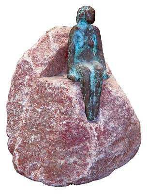 Frau sitzend auf einem Stein